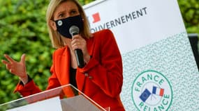 Agnès Pannier-Runacher lors d'une visite sur l'ancien site du groupe Arjowiggins, qui produira des gants nitriles pour Kolmi Hopen en 2022, à Bessé-sur-Braye dans la Sarthe, le 26 mai 2021