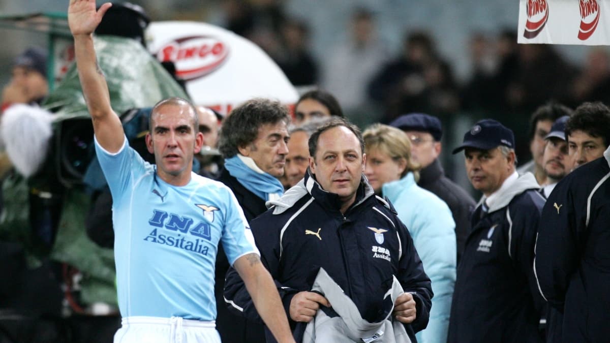 Paolo Di Canio (à gauche) et salut adressé aux supporters de la Lazio lors d'un match contre la Juventus en décembre 2005