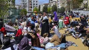 Des habitants attendent dans un parc d'Istanbul le 23 avril 2025, après un premier séisme à 12h49, suivi de trois autres de magnitudes.