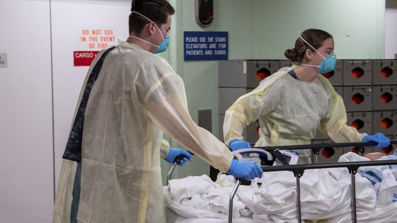 Soignants à bord du bateau hôpital à Los Angeles, Californie, le 30 mars 2020