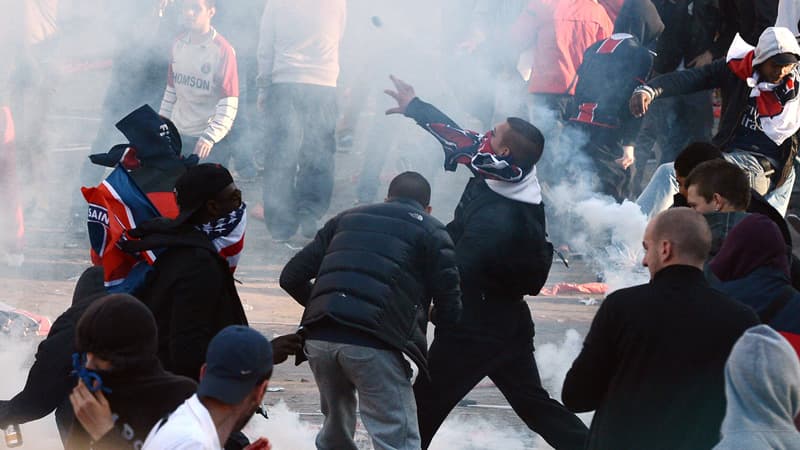 Peu après la remise du trophée de champion de France de Ligue 1 aux joueurs du PSG place du Trocadéro le 13 mai dernier, des incidents ont éclaté entre "supporters" et forces de l'ordre.