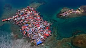 Vue aérienne de l'île de Carti Sugtupu (à gauche), dans la comarque indigène de Guna Yala, au Panama, dans la mer des Caraïbes, prise le 29 août 2023.