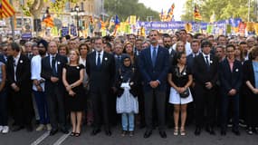 Felipe VI et Mariano Rajoy lors de la manifestation contre le terrorisme, à Barcelone. 