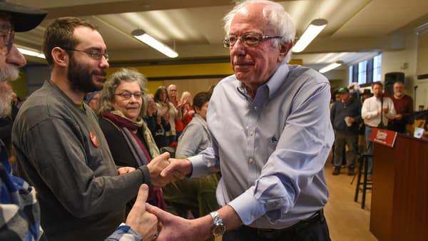 Bernie Sanders salue des supporters le 4 novembre 2018. Bernie Sanders salue des supporters le 4 novembre 2018.