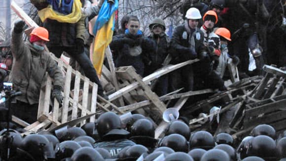 Des manifestants pro-européens défendent leur barricade place de l'Indépendance à Kiev, mercredi. Des manifestants pro-européens défendent leur barricade place de l'Indépendance à Kiev, mercredi.