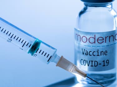 Seringue et fiole avec le vaccin Moderna, photo d'illustration prise le 16 novembre 2020 à Paris