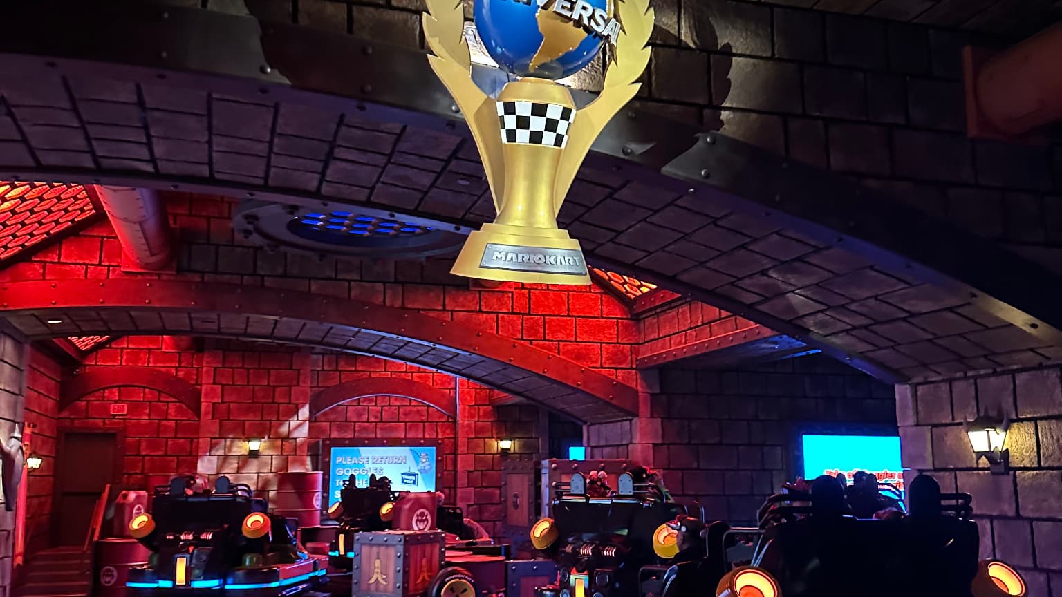 Le trophée arrive en surimpression sur la visière du casque durant la course
