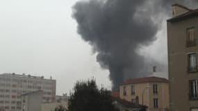 Une fumée noire est visible dans le sud de Paris après un incendie dans un magasin de pneus