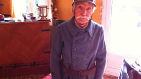 Jean-Pierre Chauvel, 74 ans, dans les habits de combat de son père
