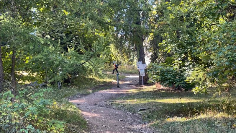 Un randonneur commence l'ascension du sentier du Morgon, dans les Hautes-Alpes