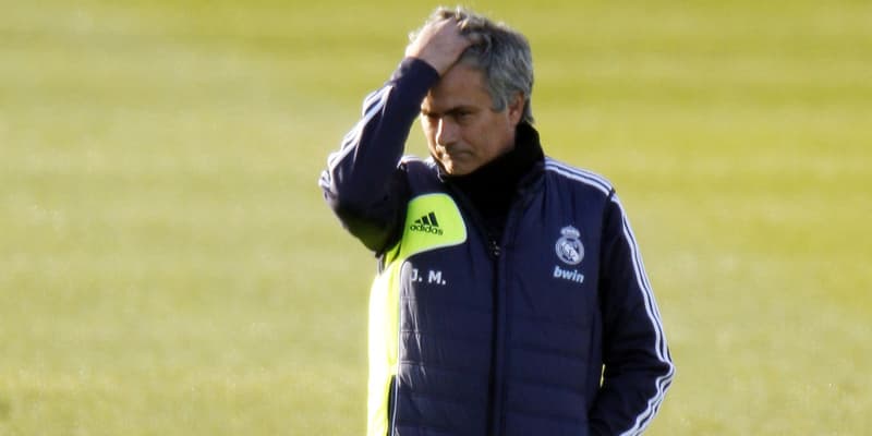 José Mourinho pensif en regardant Raphaël Varane pendant un entraînement du Real Madrid, décembre 2012