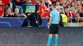 L'arbitre anglais Michael Oliver a accordé un penalty à l'Inter Milan après l'utilisation du VAR