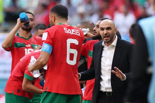 Le sélectionneur marocain Walid Regragui en discussion avec Romain Saïss lors du Mondial 2022