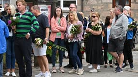 Des Écossais attendent pour déposer des fleurs en hommage à la reine Elizabeth II à Ballater, en Écosse, le 10 septembre 2022