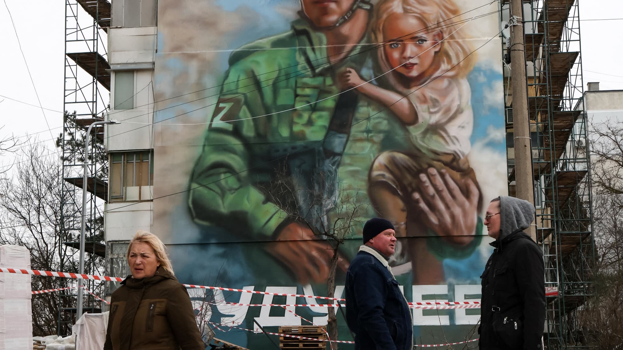 Un soldat russe portant une enfant représenté sur un immeuble de Tchornomorske, en Crimée, le 2 mars 2024