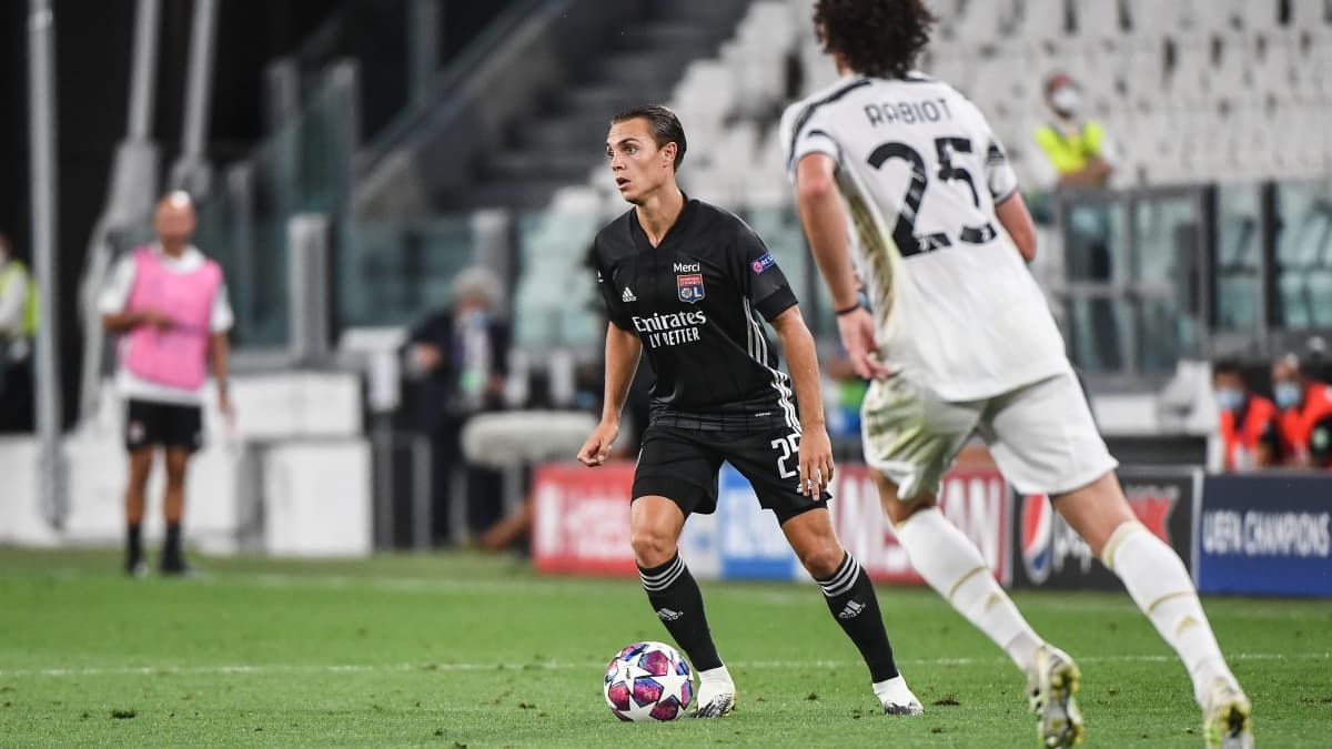 Maxence Caqueret (en noir) face à la Juventus en huitième de finale retour de la Ligue des champions 2020 Maxence Caqueret (en noir) face à la Juventus en huitième de finale retour de la Ligue des champions 2020