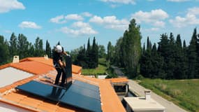 Les panneaux solaires permettent aux propriétaires de maisons individuelles de produire et utiliser leur propre électricité.