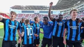 Les joueurs de Bruges fêtent leur titre de champion de Belgique après leur succès contre Antwerp, le 15 mai 2022.