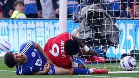 Taiwo Awoniyi heurte violemment le poteau lors du match Nottingham Forest-Leicester (2-2, Premier League), le 13 mai 2025