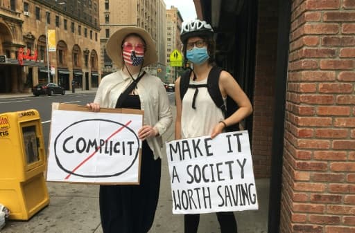 Krista Knight (à gauche), et Tatjana Gall, deux amies new-yorkaises de 36 ans, posent avec leur pancarte après avoir manifesté pour #BlackLivesMatter le 5 juin à Manhattan Krista Knight (à gauche), et Tatjana Gall, deux amies new-yorkaises de 36 ans, posent avec leur pancarte après avoir manifesté pour #BlackLivesMatter le 5 juin à Manhattan