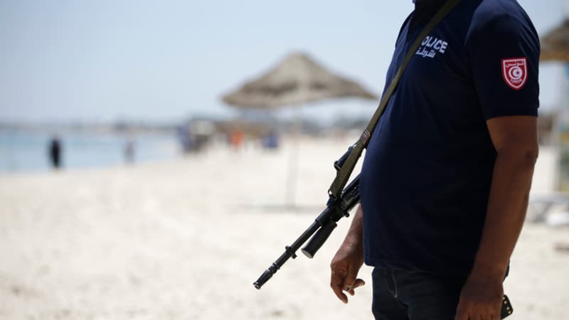 Un policier patrouille sur la plage où a eu lieu l'attentat, à Port El-Kantaoui, le 28 juin.