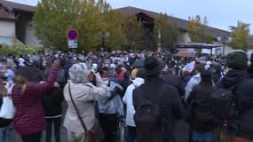Conflans-Sainte-Honorine: des applaudissements pour Samuel Paty lors de la marche blanche en sa mémoire