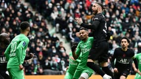 Sergio Ramos, qui saute plus haut que tout le monde, lors de son seul match avec le PSG le 28 novembre 2021 à Saint-Etienne, va retrouver le Real en 8e de C1 
