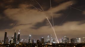 Des systèmes de défense aérienne israéliens interceptent des missiles iraniens au-dessus de la ville israélienne de Tel Aviv, le 15 juin 2025. 