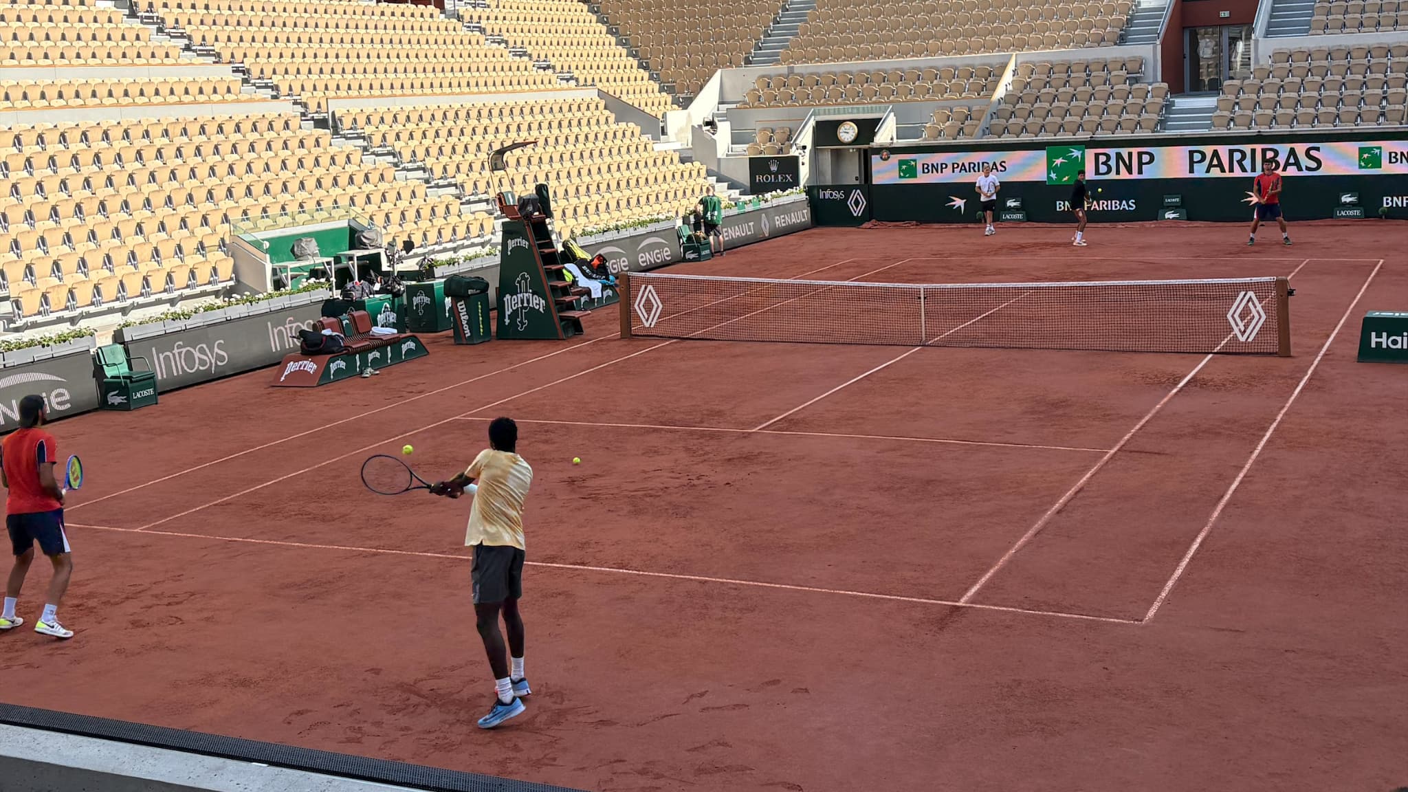 Moïse Kouame à l'échauffement avant son match du 2e tour à Roland-Garros, le 28 mai 2026.