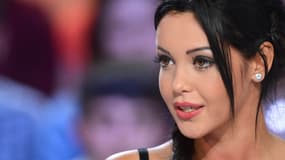 L'ex star de télé-réalité est en garde à vue, soupçonnée d'avoir blessé son compagnon au couteau.