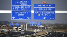 Des panneaux indiquent une bifurcation entre la nouvelle autorouet A355 et l'itinéraire historique, l'A35, sur le contournement de Strasbourg, le 7 mars 2022