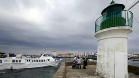 Dans la seule station-service de l’île, le carburant dépasse les deux euros le litre. 