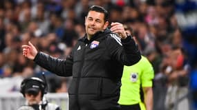 L'entraîneur Pierre Sage pendant un match de l'OL en mai 2024