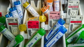 Des tubes de granulés homéopathiques