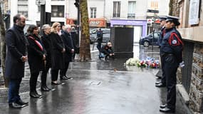 Le président de l'association de victimes Life for Paris Arthur Denouveaux (g), la Première ministre Élisabeth Borne, la maire de Paris Anne Hidalgo et la président de l'Assemblée Yaël Braun-Pivet commémorent les morts du 13-Novembre devant une plaque à la Belle Equipe, le 13 novembre 2023