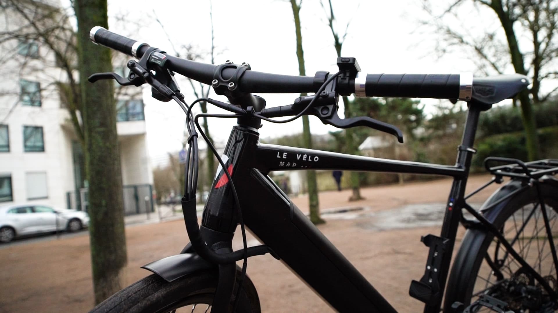 La selle et les poignées en cuir avec embouts chromés, des Brooks, lui ajoutent de l'élégance. Quant à sa batterie, on l'apperçoit à peine