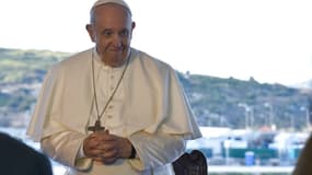 Le pape François arrive sur l'île de Lesbos, en Grèce, pour se rendre dans le camps de réfugiés de Mavrovouni, le 5 décembre 2021