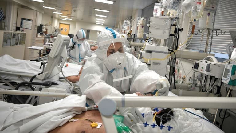 Une infirmière soigne un patient malade du nouveau coronavirus dans une unité de soins intensifs dans un hôpital d'Athènes, le 20 novembre 2020. Une infirmière soigne un patient malade du nouveau coronavirus dans une unité de soins intensifs dans un hôpital d'Athènes, le 20 novembre 2020.