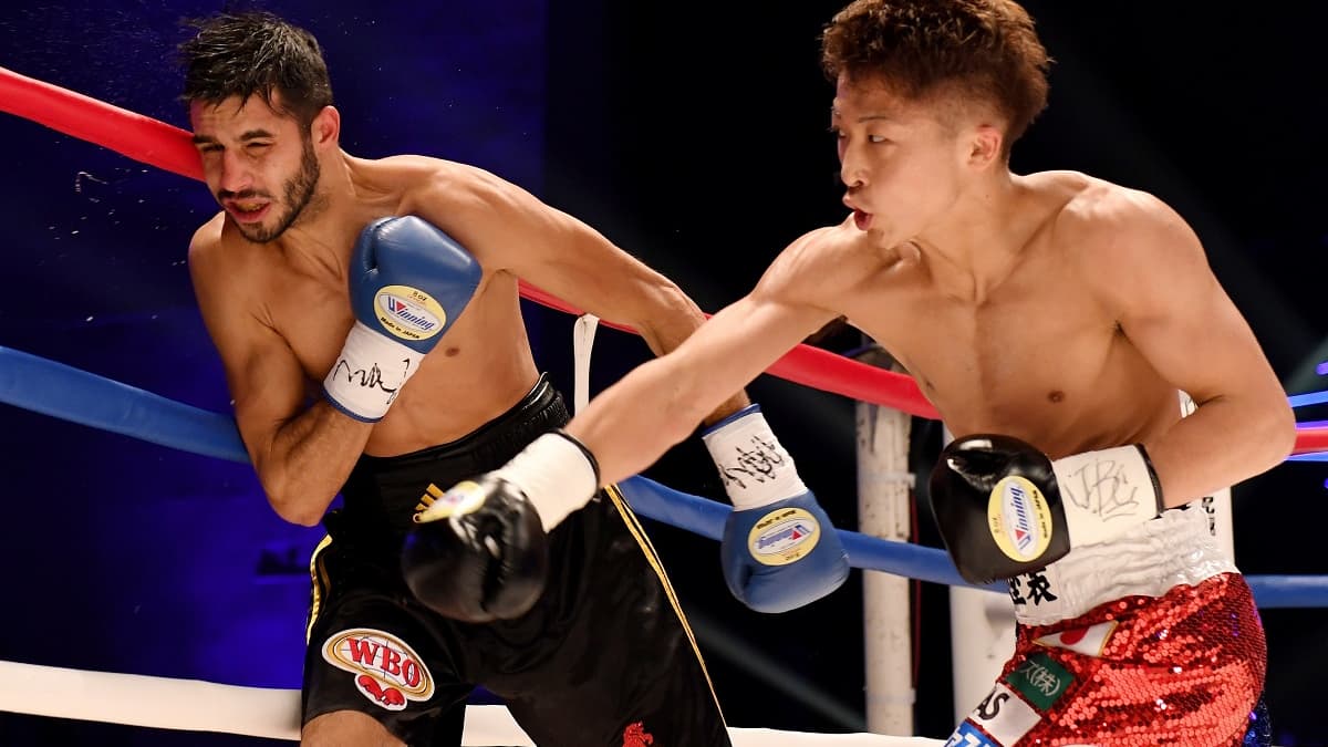 Naoya Inoue (à droite) face au Français Yoan Boyeaux en décembre 2017 Naoya Inoue (à droite) face au Français Yoan Boyeaux en décembre 2017