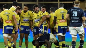 La joie du pack clermontois, lors de leur match de Top 14 à domicile contre le Racing 92, le 3 octobre 2021 au Stade Marcel-Michelin
