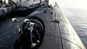 Un officier sort du Suffren, le nouveau sous-marin nucléaire d'attaque de la marine française, le 6 novembre 2020 dans le port de Toulon (illustration). 