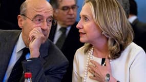 Hillary Clinton et Alain Juppé à la réunion du groupe des "Amis de la Syrie" à Paris. La France présentera ce vendredi au Conseil de sécurité des Nations unies un nouveau projet de résolution sur la mission d'observateurs en Syrie, dont elle souhaite port