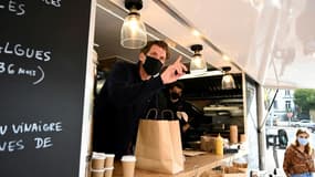 Le chef Alexandre Mazzia dans son "food-truck" à Marseille le 24 novembre 2020