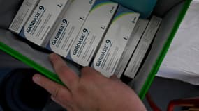 Une infirmière se prépare à injecter une dose de vaccin contre le virus du papillome humain (VPH) au collège Théodore Monod de Vern-sur-Seiche, en banlieue de Rennes, le 9 octobre 2023.