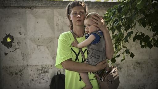 Une mère et sa fille en attente d'évacuation dans la région du Donbass, le 9 juin 2022 
