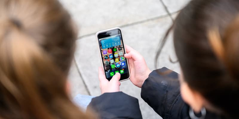 Deux enfants avec un smartphone.