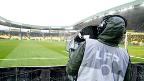 Un caméraman à Nantes en Ligue 1, le 13 février 2022