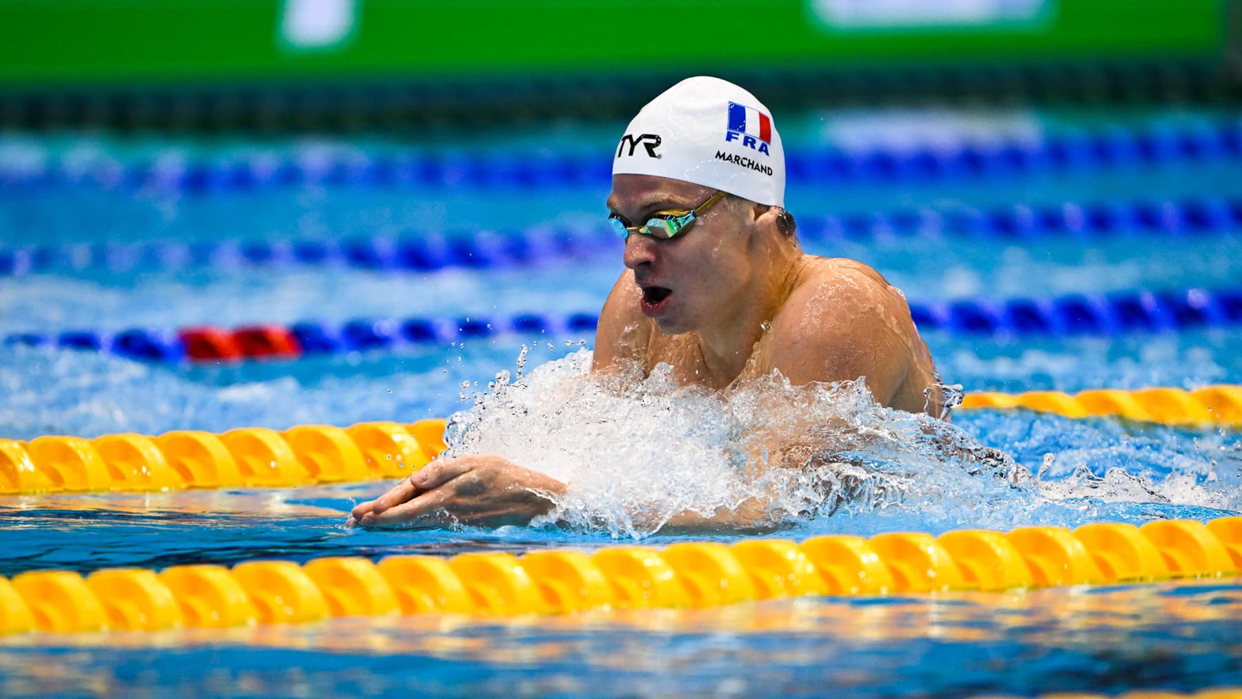 Le champion français  en action durant les championnats du monde de Fukuoka (2023), où il a remporté cinq médailles d'or. 