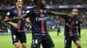 Blaise Matuidi entouré par Edinson Cavani et Lucas après son but contre Ajaccio