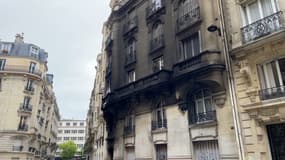 La façade d'un immeuble du 16e arrondissement de Paris a été endommagée par un incendie de voitures dans la nuit du lundi 6 au mardi 7 mai 2024. 